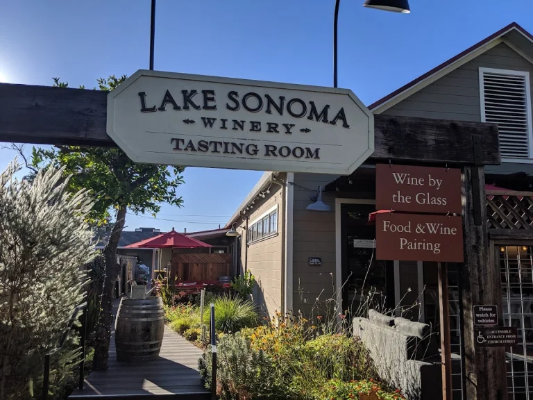 Lake Sonoma Winery, a dog-friendly restaurant in Sonoma, California